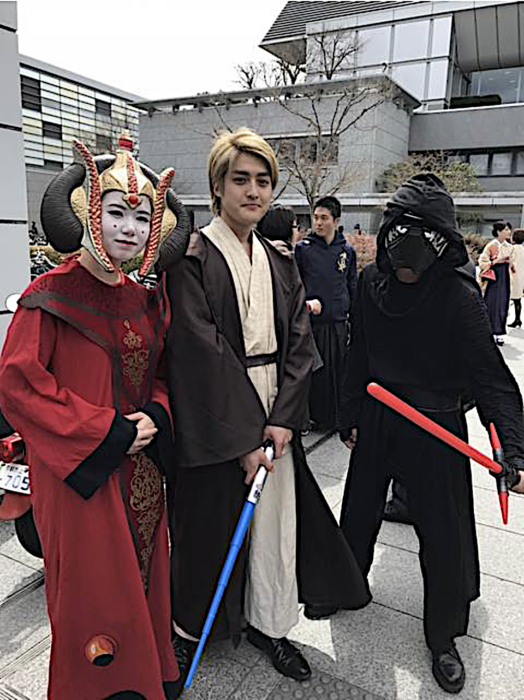 Estudiantes graduándose disfrazados de Warsies Princesa Amidala Anakin y Darth Nihilus