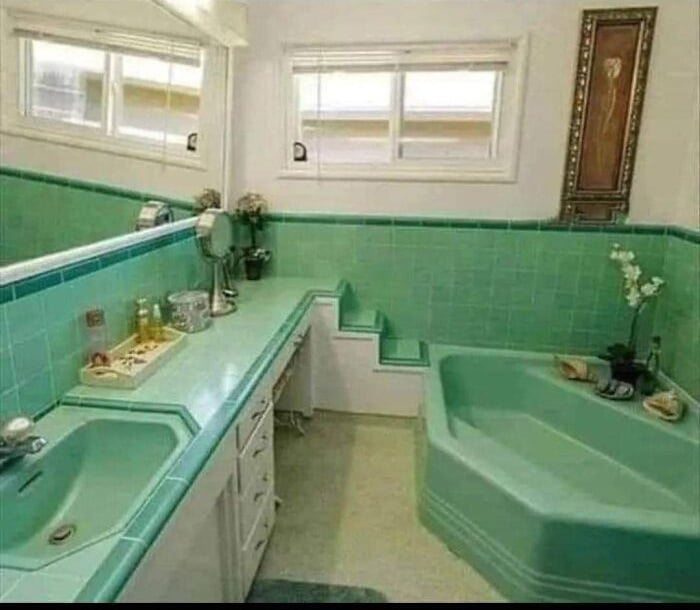 Baño con pequeñas escaleras