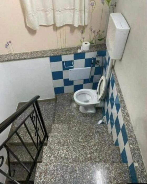 Baño en medio de las escaleras