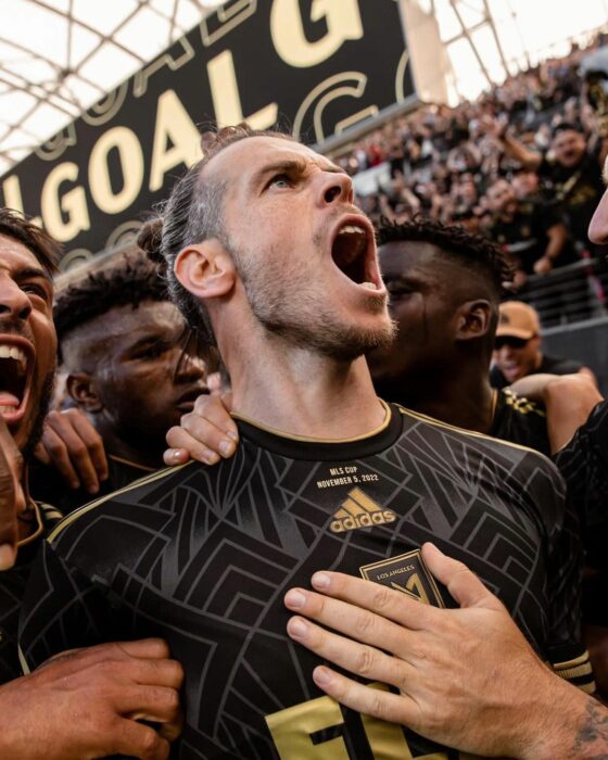 Gareth Bale festejando junto a sus fanáticos gritando uniforme