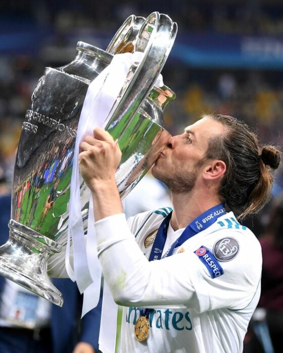 Gareth Bale con su equipo festejando obtención de copa