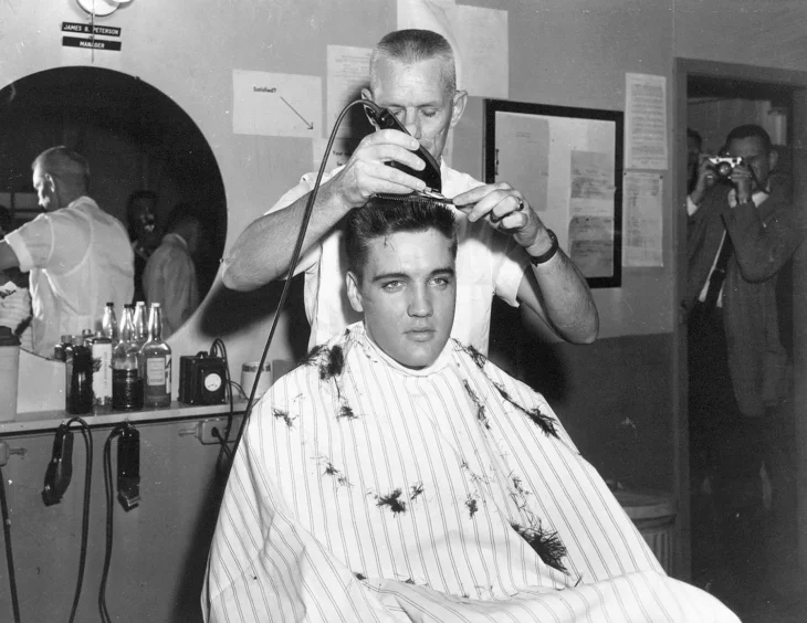 ELvis Presley corte de cabello antes de entrar al ejército en 1958