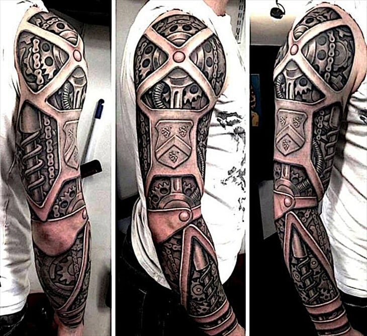 Hombre o máquina tattoo en brazo mecánico