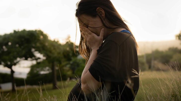 Mujer embarazada llorando