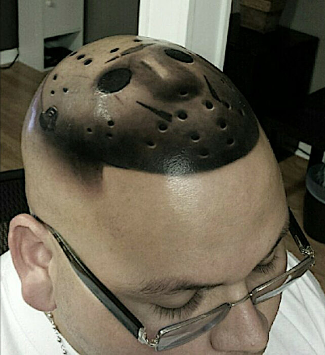 Máscara de hockey de jason viernes 13 tatuada en el cráneo