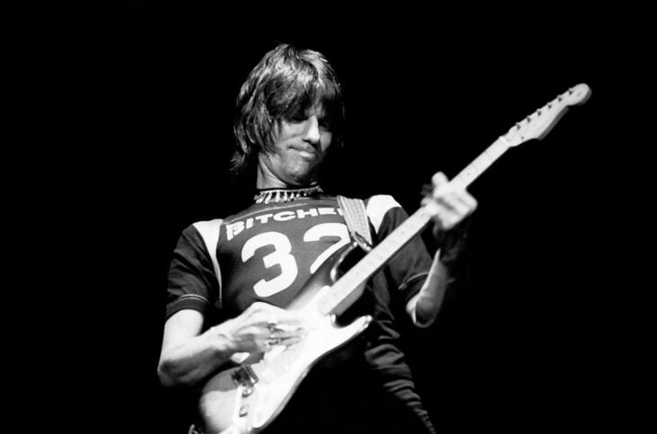 Jeff Beck tocando la guitarra
