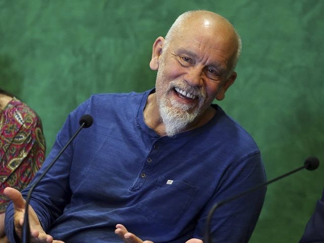 John Malkovich sonriendo