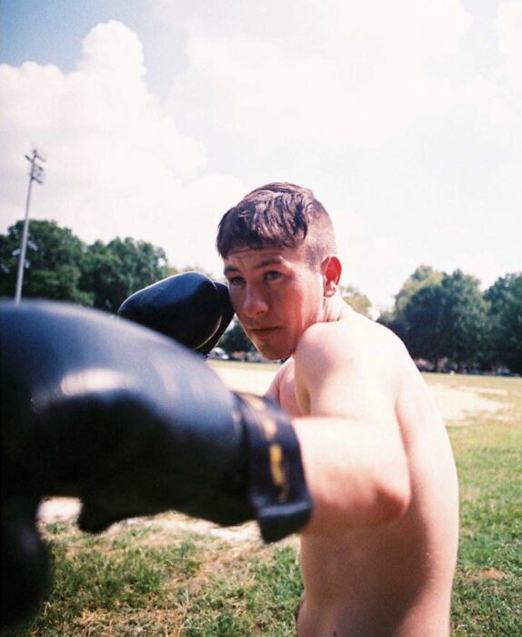Barry Keoghan con guantes de box en el campo