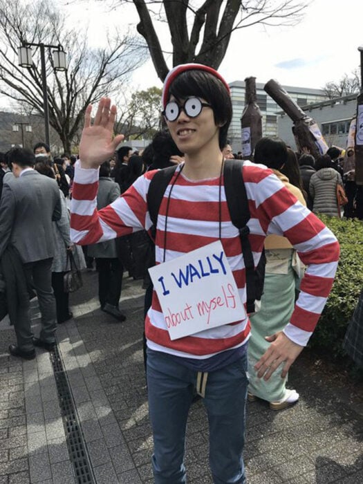 Egresado de la universidad de kioto disfrazado de wally de d´nde está Wally