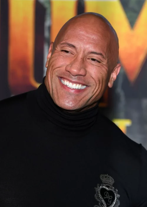 Dwayne Johnson la roca en presentaació nde jumanji camisa negra sonriendo