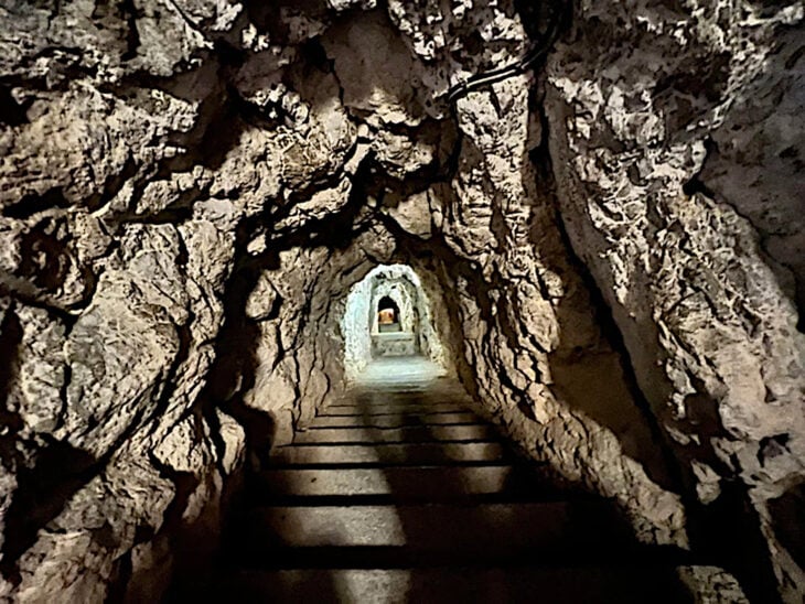 La luz al final del túnel escaleras rfundas grutas luz