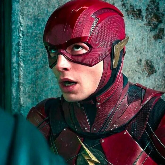 Ezra Miller como Flash mirando hacia arriba