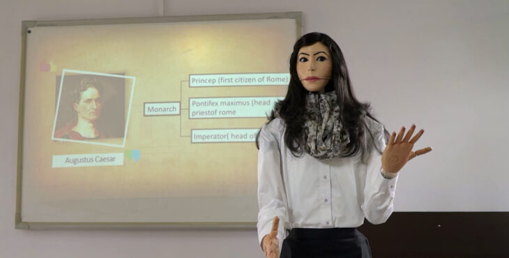 Maestra robot robot teacher con diapositivas power point 