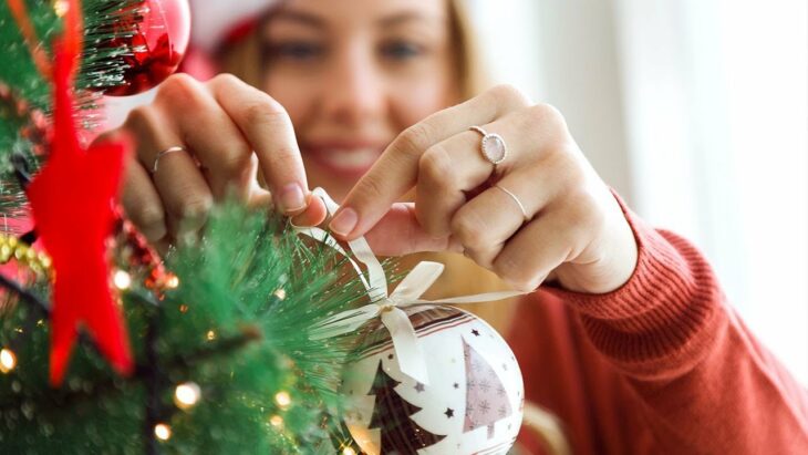 Colocando esferas en el árbol de Navidad