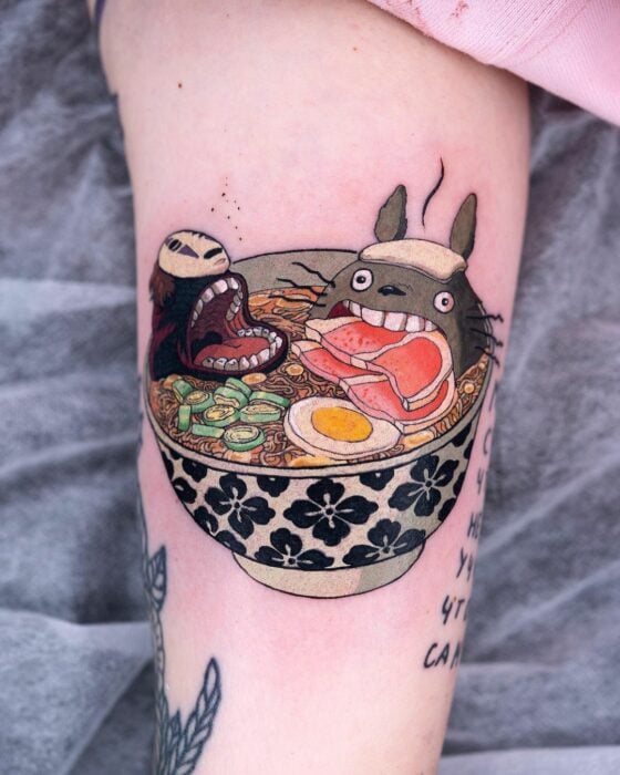 Estudio Ghibli tatuaje totoro sen to shihiro no kamikakushi baño en un bowl de ramen