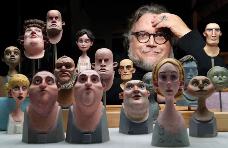 Guillermo del toro junto a las cabezas de personajes secundarios del film de stop motion pinocho