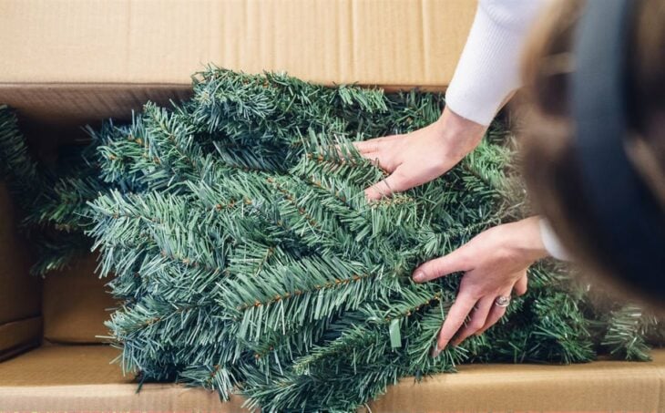 Guardando árbol de Navidad en la caja