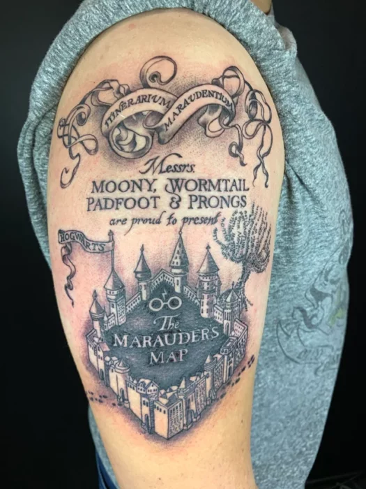 El mapa del merodeador tatuado tatuaje tattoo Harry potter y el prisionero de azkaban brazo con sus autores lunático colagusano y cornamenta canuto 