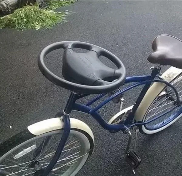 Bicivcleta con un manubrio que es el volante de un auto mitsubishi