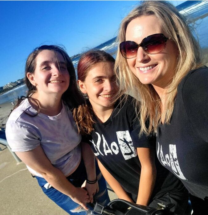 Jessica y sus chicas de Toast frente a la playa en nantucket