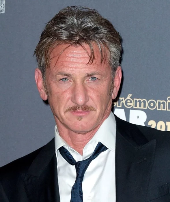 Sean Penn fotografía de frente traje negro y corbata negra con camisa blanca