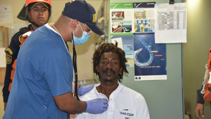 Elvis Francois siendo inspeccionado en la costa cartagena 