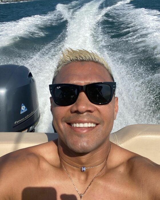 Teo Gutiérrez se mete en polémica bromea con la rifa mientras sonríe para la cámara en un bote con motor fuera de borda
