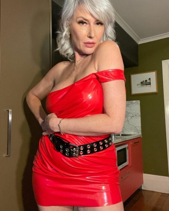 Viktoria WInslow ropa roja vestido latex cinturón negro