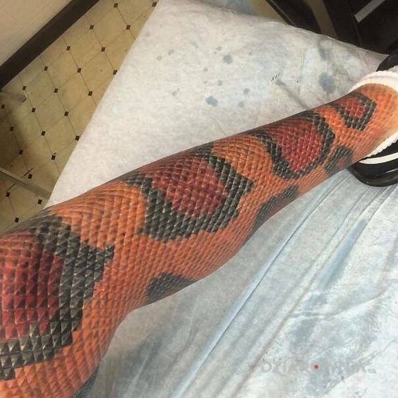  Tattoo tatuaje de pierna escamosa de serpiente