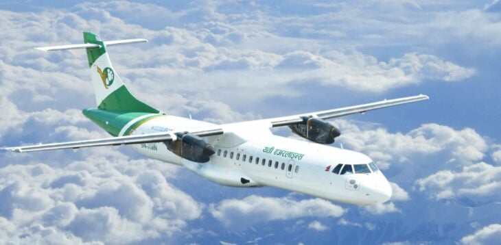 Yeti Airlines nuevo ATr 72-e00 de la aerolínea en el aire