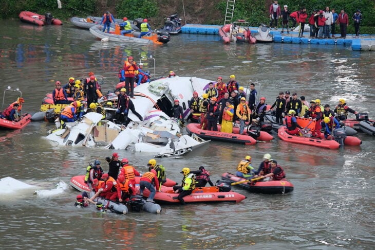 Rescate de sobrevivientes de una colisión de avión