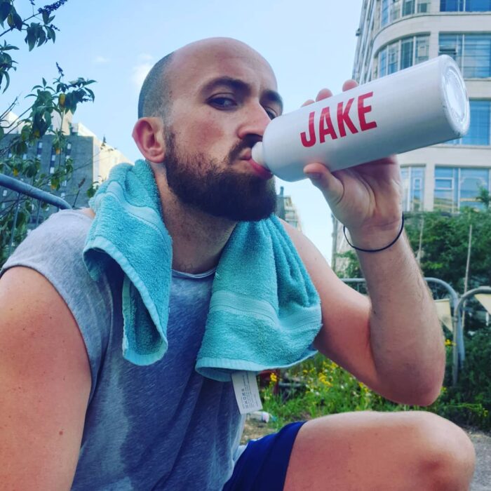 Jake Massey hidratándose