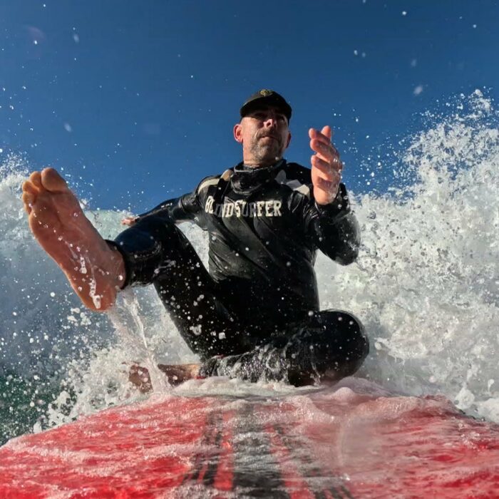 Hombre ciego surfeando