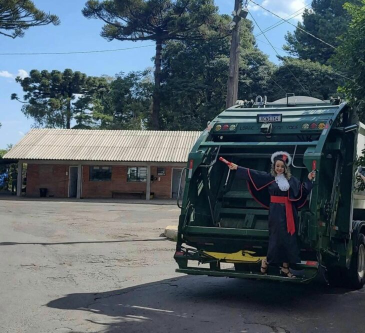 Lindiane Godoi en el camión de recolección de basura de Codeca