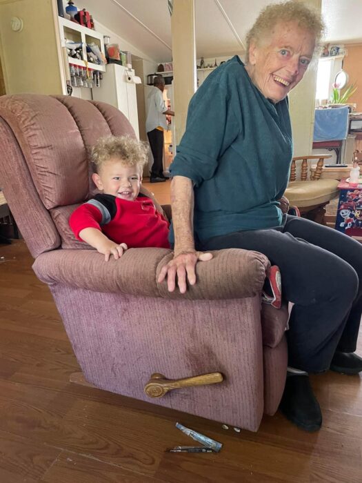 Abuela jugando con su nieto