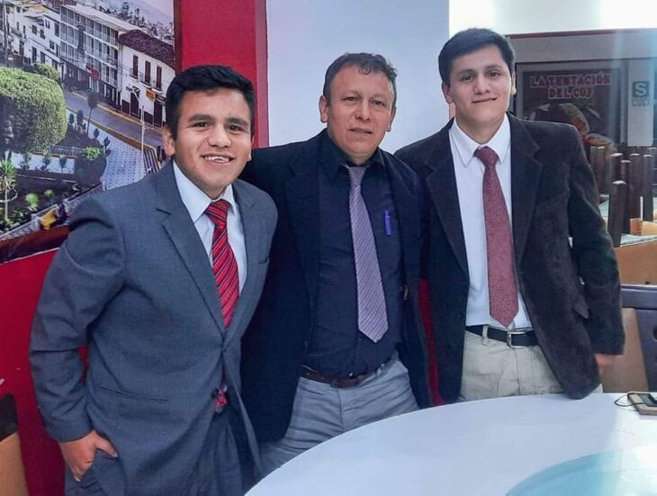 Padre se gradúa junto a sus hijos de la universidad