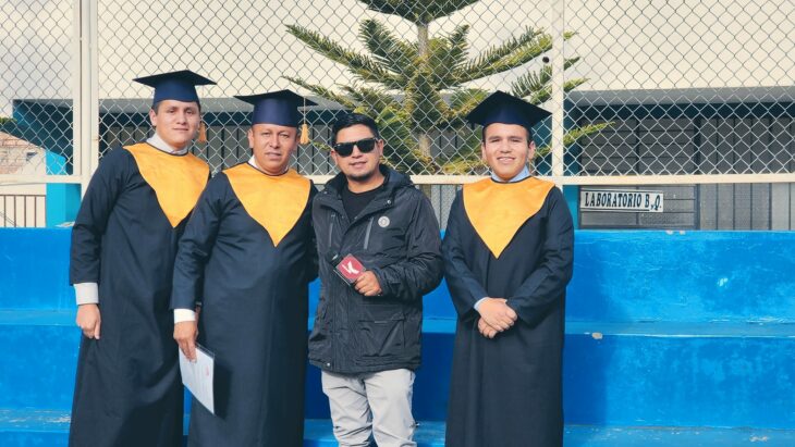 Padre se gradúa de la universidad junto a dos de sus hijos