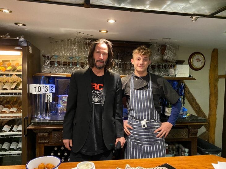 Keanu Reeves con un empleado de restaurante