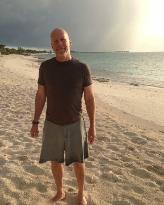 Bruce Willis en la playa