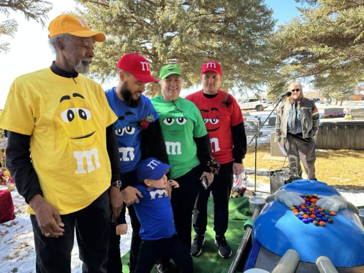 Familia entierra a la abuela en ataúd en forma de M&M's