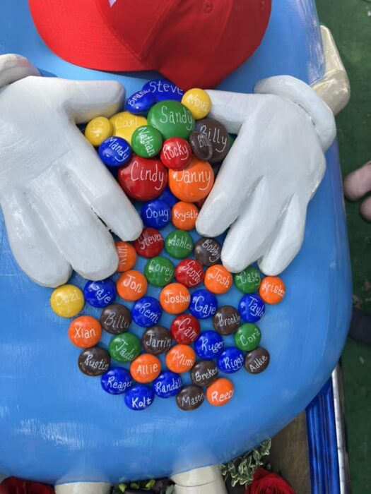 Despiden a su abuela en un cajón en forma de M&M