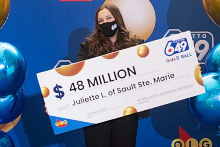 Juliette Lamour ganadora de la lotería recibiendo su premio