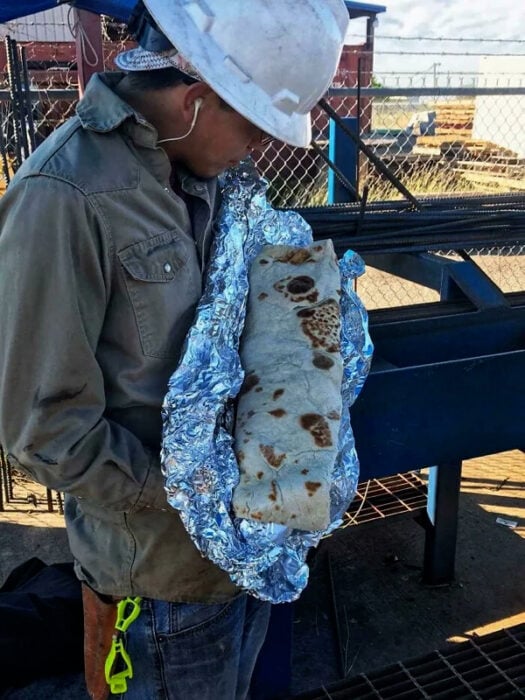 Cargando un burrito gigante