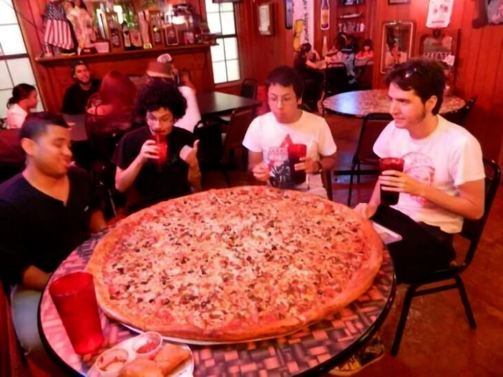 Gran pizza al centro de la mesa