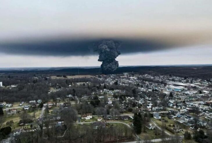 Accidente en Ohio tren descarrilado químicos en el aire