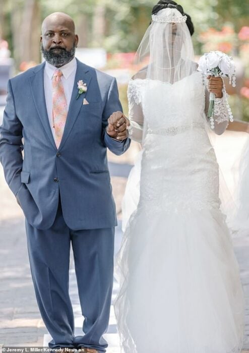 Padre llevando a su hija al altar