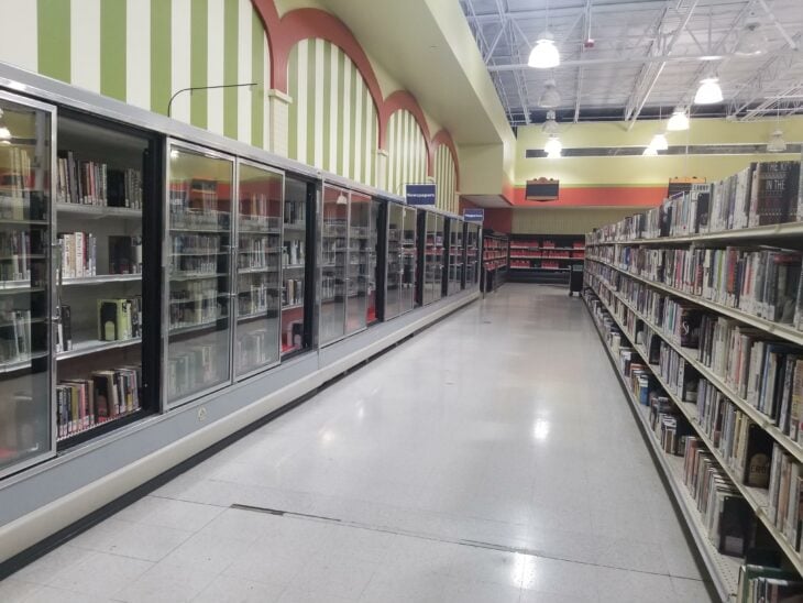 Supermercado convertido en biblioteca