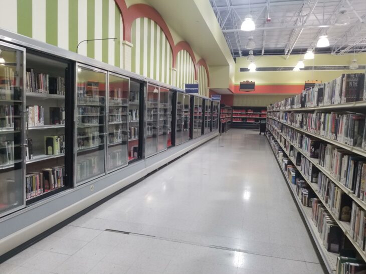 Supermercado convertido en biblioteca
