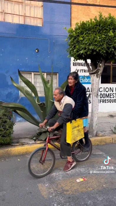 Abuelitos captados en bici