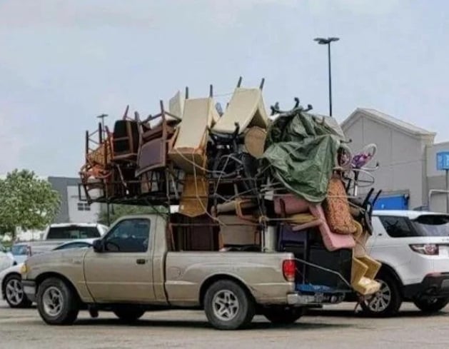 Camioneta cargando con sillas apiladas